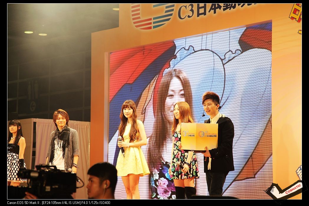 不過最主要係最後有抽獎,奬品係四位簽名板,有錢都買唔到架,