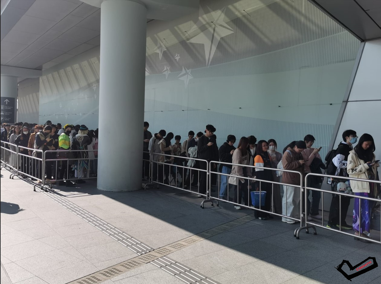 上午十一時前場外排隊情況